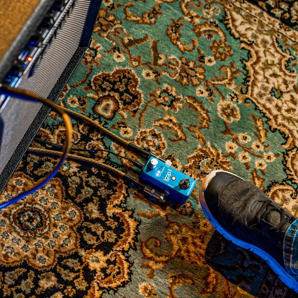 LOOP1 looper pedal plug in to an amp